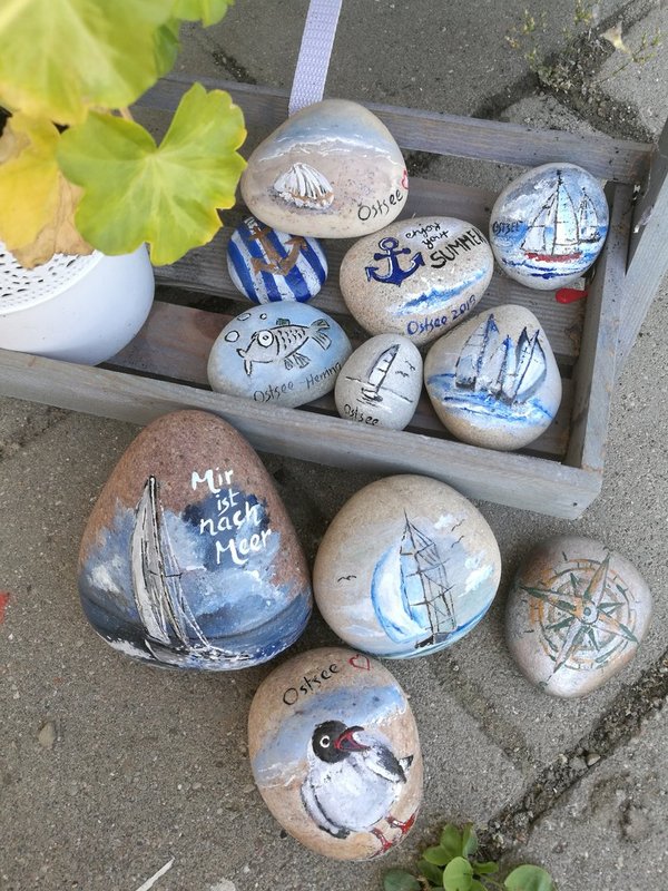Handbemalter Strandstein mit diversen Ostsee-Motiven